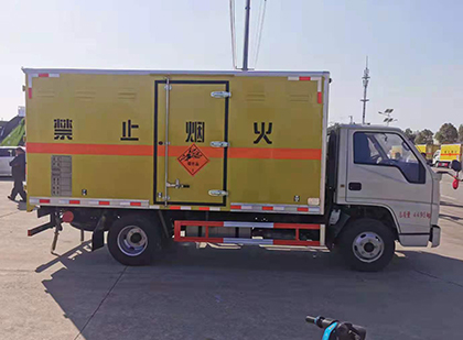 尼玛爆破器材运输车工人安全操作规范与智能技术保障
